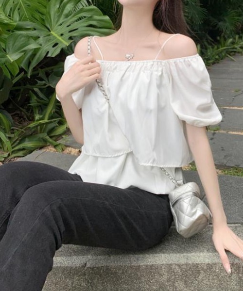 tolene(トレネ)の「【レイヤード風デザインで上品に肌見せ】華奢見えオフショルギャザーブラウス(シャツ/ブラウス・レディース・ホワイト/ブラック・FREE)」の9枚目の写真
