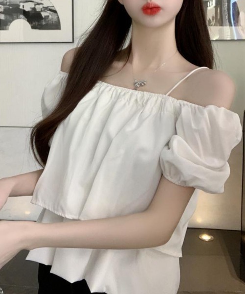 tolene(トレネ)の「【レイヤード風デザインで上品に肌見せ】華奢見えオフショルギャザーブラウス(シャツ/ブラウス・レディース・ホワイト/ブラック・FREE)」の5枚目の写真