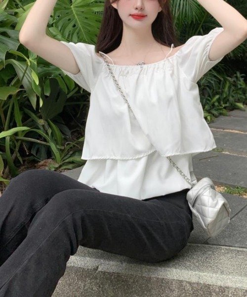 tolene(トレネ)の「【レイヤード風デザインで上品に肌見せ】華奢見えオフショルギャザーブラウス(シャツ/ブラウス・レディース・ホワイト/ブラック・FREE)」の10枚目の写真