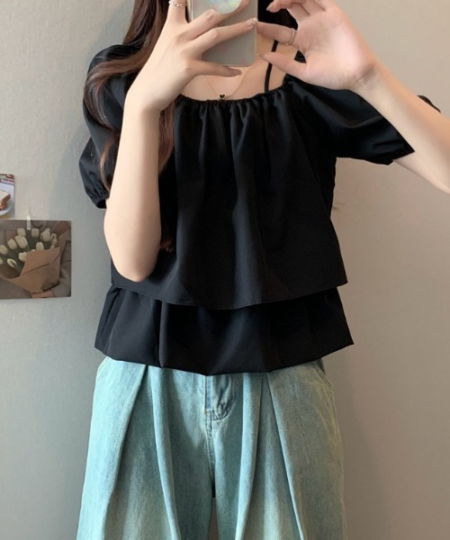 tolene(トレネ)の「【レイヤード風デザインで上品に肌見せ】華奢見えオフショルギャザーブラウス(シャツ/ブラウス・レディース・ホワイト/ブラック・FREE)」の21枚目の写真