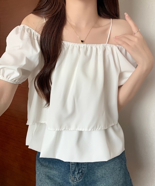 tolene(トレネ)の「【レイヤード風デザインで上品に肌見せ】華奢見えオフショルギャザーブラウス(シャツ/ブラウス・レディース・ホワイト/ブラック・FREE)」の4枚目の写真