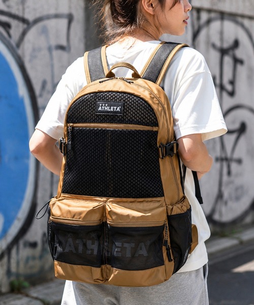 ATHLETA(アスレタ)の「【ネット収納付き2WAY仕様】≪athleta≫ジムも週末のお出かけもこれひとつで整う。ATHLETAらしいフットボールムードを、毎日のカジュアルに自然と馴染ませる約30Lの大容量バックパック。(バックパック/リュック・レディース・ブラック/ブラウン・F)」の1枚目の写真