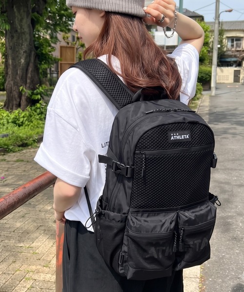 ATHLETA(アスレタ)の「【ネット収納付き2WAY仕様】≪athleta≫ジムも週末のお出かけもこれひとつで整う。ATHLETAらしいフットボールムードを、毎日のカジュアルに自然と馴染ませる約30Lの大容量バックパック。(バックパック/リュック・レディース・ブラック/ブラウン・F)」の2枚目の写真