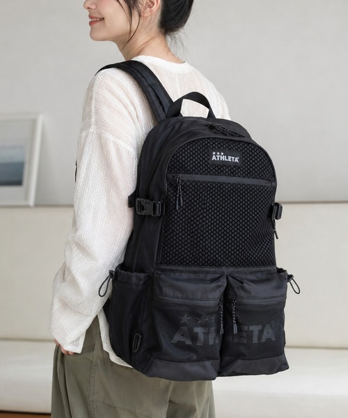 ATHLETA(アスレタ)の「【ネット収納付き2WAY仕様】≪athleta≫ジムも週末のお出かけもこれひとつで整う。ATHLETAらしいフットボールムードを、毎日のカジュアルに自然と馴染ませる約30Lの大容量バックパック。(バックパック/リュック・レディース・ブラック/ブラウン・F)」の4枚目の写真