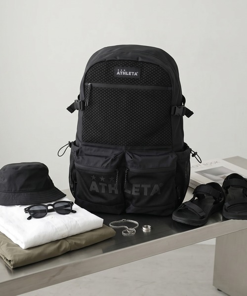 ATHLETA(アスレタ)の「【ネット収納付き2WAY仕様】≪athleta≫ジムも週末のお出かけもこれひとつで整う。ATHLETAらしいフットボールムードを、毎日のカジュアルに自然と馴染ませる約30Lの大容量バックパック。(バックパック/リュック・レディース・ブラック/ブラウン・F)」の5枚目の写真