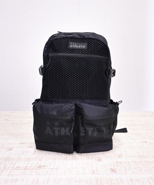 ATHLETA(アスレタ)の「【ネット収納付き2WAY仕様】≪athleta≫ジムも週末のお出かけもこれひとつで整う。ATHLETAらしいフットボールムードを、毎日のカジュアルに自然と馴染ませる約30Lの大容量バックパック。(バックパック/リュック・レディース・ブラック/ブラウン・F)」の6枚目の写真