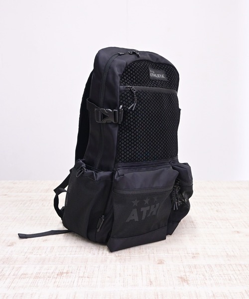 ATHLETA(アスレタ)の「【ネット収納付き2WAY仕様】≪athleta≫ジムも週末のお出かけもこれひとつで整う。ATHLETAらしいフットボールムードを、毎日のカジュアルに自然と馴染ませる約30Lの大容量バックパック。(バックパック/リュック・レディース・ブラック/ブラウン・F)」の7枚目の写真