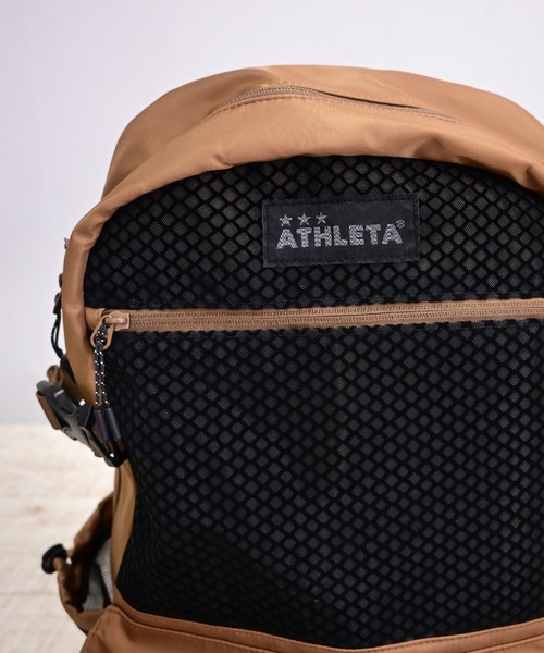ATHLETA(アスレタ)の「【ネット収納付き2WAY仕様】≪athleta≫ジムも週末のお出かけもこれひとつで整う。ATHLETAらしいフットボールムードを、毎日のカジュアルに自然と馴染ませる約30Lの大容量バックパック。(バックパック/リュック・レディース・ブラック/ブラウン・F)」の17枚目の写真