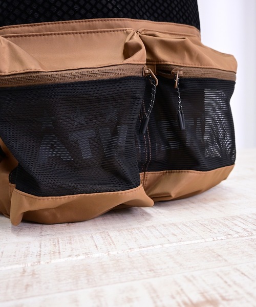 ATHLETA(アスレタ)の「【ネット収納付き2WAY仕様】≪athleta≫ジムも週末のお出かけもこれひとつで整う。ATHLETAらしいフットボールムードを、毎日のカジュアルに自然と馴染ませる約30Lの大容量バックパック。(バックパック/リュック・レディース・ブラック/ブラウン・F)」の19枚目の写真