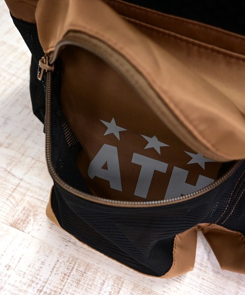 ATHLETA(アスレタ)の「【ネット収納付き2WAY仕様】≪athleta≫ジムも週末のお出かけもこれひとつで整う。ATHLETAらしいフットボールムードを、毎日のカジュアルに自然と馴染ませる約30Lの大容量バックパック。(バックパック/リュック・レディース・ブラック/ブラウン・F)」の20枚目の写真