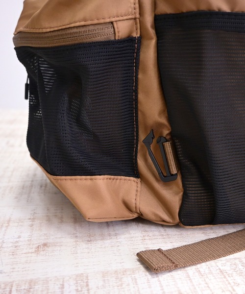ATHLETA(アスレタ)の「【ネット収納付き2WAY仕様】≪athleta≫ジムも週末のお出かけもこれひとつで整う。ATHLETAらしいフットボールムードを、毎日のカジュアルに自然と馴染ませる約30Lの大容量バックパック。(バックパック/リュック・レディース・ブラック/ブラウン・F)」の21枚目の写真