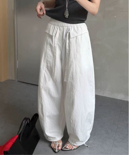 &soiree(アンドソワレ)の「ウエストフリルコード付きカーブワイドパンツ(その他パンツ・レディース・チャコール/ブラック/オフホワイト/ホワイト・SMALL/MEDIUM/LARGE/X-LARGE)」の5枚目の写真