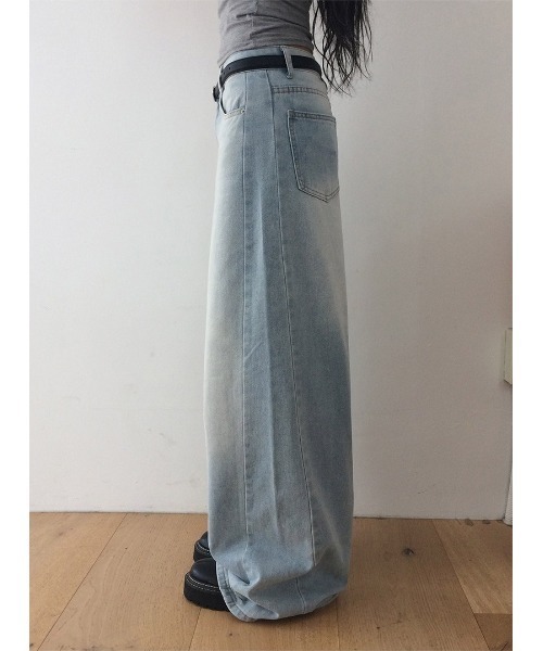 anyonemore(エニワンモア)の「ワイドウォッシングデニムロングパンツ(デニムパンツ・レディース・ライトブルー・SMALL/MEDIUM)」の7枚目の写真