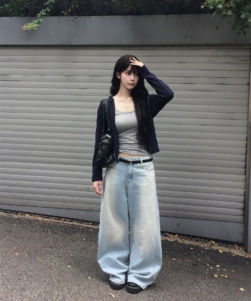 anyonemore(エニワンモア)の「ワイドウォッシングデニムロングパンツ(デニムパンツ・レディース・ライトブルー・SMALL/MEDIUM)」の3枚目の写真
