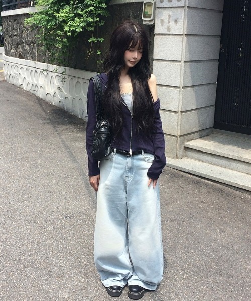 anyonemore(エニワンモア)の「ワイドウォッシングデニムロングパンツ(デニムパンツ・レディース・ライトブルー・SMALL/MEDIUM)」の10枚目の写真