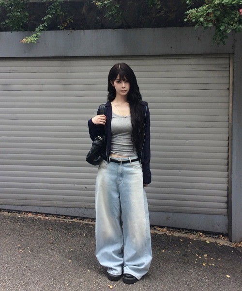 anyonemore(エニワンモア)の「ワイドウォッシングデニムロングパンツ(デニムパンツ・レディース・ライトブルー・SMALL/MEDIUM)」の4枚目の写真