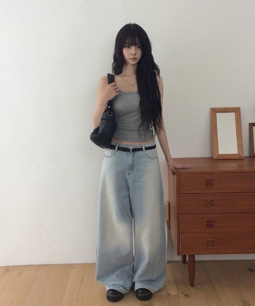 anyonemore(エニワンモア)の「ワイドウォッシングデニムロングパンツ(デニムパンツ・レディース・ライトブルー・SMALL/MEDIUM)」の5枚目の写真
