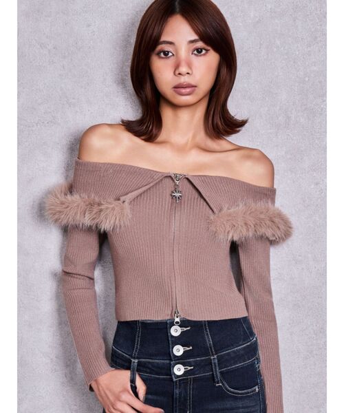 GYDA(ジェイダ)の「フロントZIPオフショルフェイクファーリブニットトップス(ニット/セーター・レディース・ベージュ/オフホワイト/ブラック・FREE)」の3枚目の写真