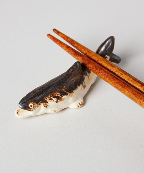 TODAY'S SPECIAL（トゥデイズスペシャル）の「【美濃焼】焼き魚の箸置き/346445（カトラリー・レディース・ブラウン/アイボリー/ライトベージュ・FREE）」の2枚目の写真
