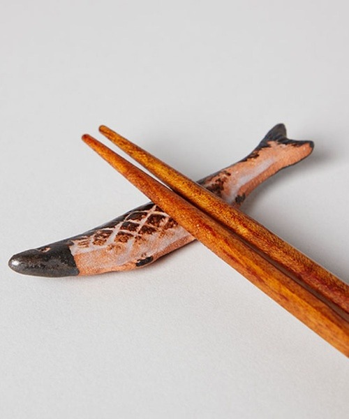 TODAY'S SPECIAL（トゥデイズスペシャル）の「【美濃焼】焼き魚の箸置き/346445（カトラリー・レディース・ブラウン/アイボリー/ライトベージュ・FREE）」の3枚目の写真