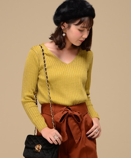 natural couture(ナチュラルクチュール)の「Vネックラメリブニット(ニット/セーター・レディース・グリーン/ブラック/イエロー/ピンク・FREE)」の1枚目の写真