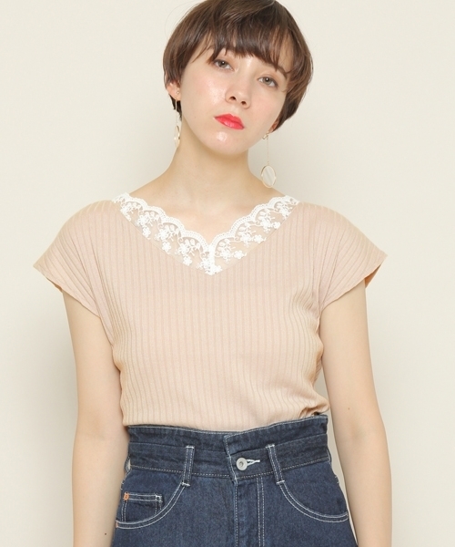 PAGEBOY（ページボーイ）の「【WEB限定】スカラップレーストップス（Tシャツ/カットソー・レディース・ベージュ/ブルー系その他/オフホワイト/ブラック/レッド系その他/ブラック系その他・FREE）」の4枚目の写真