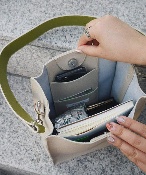 LADYMADE（レディメイド）の「2WAYバイカラーレザーショルダーバッグ（ショルダーバッグ・レディース・ブラック/パープル/アイボリー・FREE）」の17枚目の写真