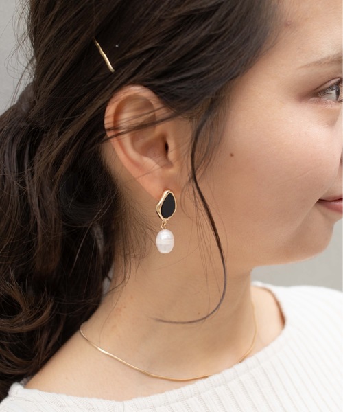 flower（フラワー）の「プレートパールピアス（ピアス（片耳用）・レディース・ブラック・FREE）」の4枚目の写真