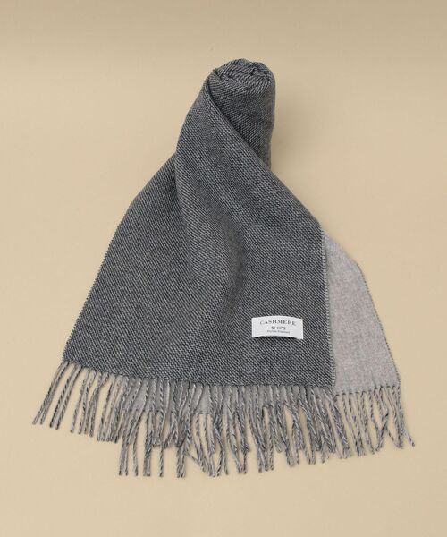 SHIPS(シップス)の「SHIPS: カシミヤ ダブルフェイス チェック リバーシブルマフラー(マフラー・メンズ・ライトグレー/ネイビー/レッド/グレー・ONE SIZE)」の4枚目の写真