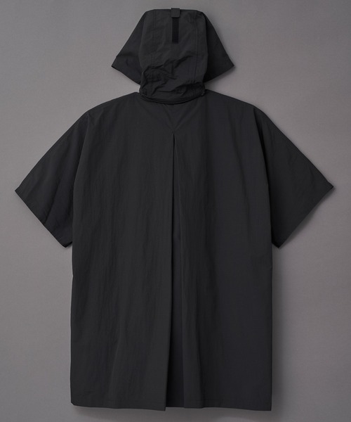 beta post(ベータポスト)の「beta post Transformed into a rain poncho shirt (B02RSH-03)(ポンチョ・メンズ・ブラック/キャメル・3)」の3枚目の写真