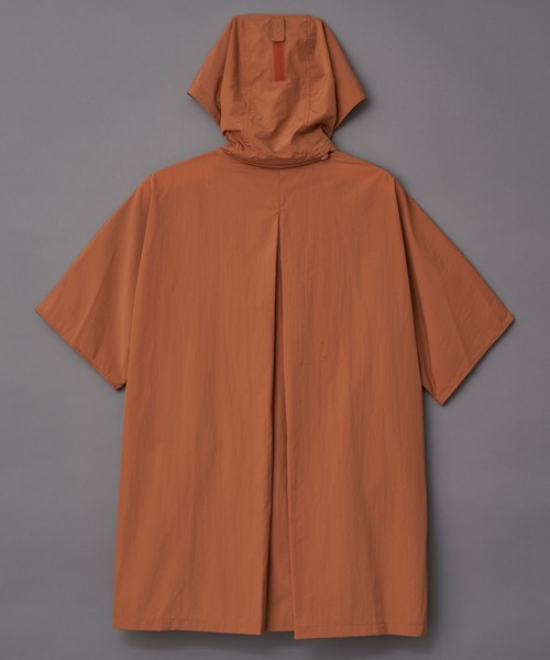 beta post(ベータポスト)の「beta post Transformed into a rain poncho shirt (B02RSH-03)(ポンチョ・メンズ・ブラック/キャメル・3)」の6枚目の写真