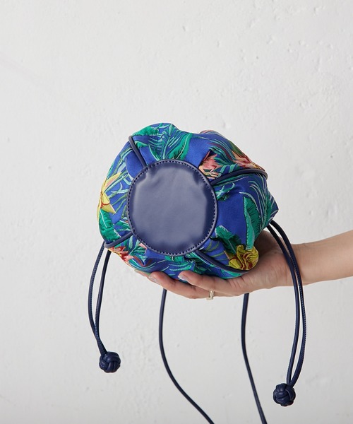 ear PAPILLONNER（イアパピヨネ）の「金魚鉢巾着ショルダー