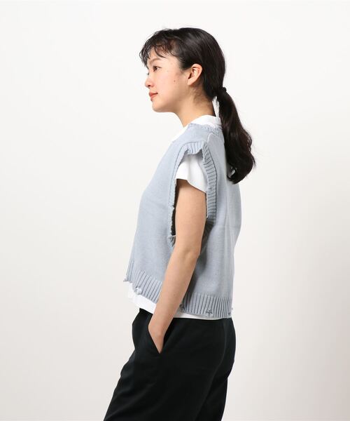 SPINNS(スピンズ)の「ダメージデザインショート丈ベスト(ベスト・レディース・ダークブルー/ライトベージュ/ブラック・ONESIZE)」の4枚目の写真