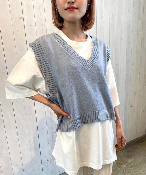 SPINNS(スピンズ)の「ダメージデザインショート丈ベスト(ベスト・レディース・ダークブルー/ライトベージュ/ブラック・ONESIZE)」の3枚目の写真