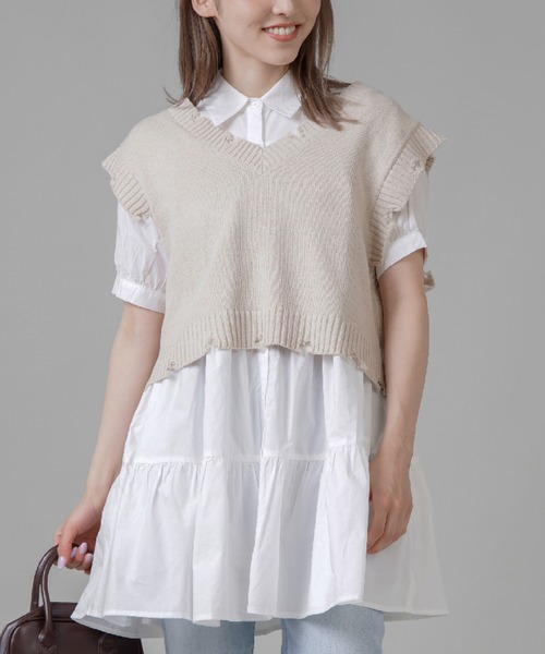 SPINNS(スピンズ)の「ダメージデザインショート丈ベスト(ベスト・レディース・ダークブルー/ライトベージュ/ブラック・ONESIZE)」の1枚目の写真