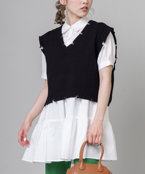 SPINNS(スピンズ)の「ダメージデザインショート丈ベスト(ベスト・レディース・ダークブルー/ライトベージュ/ブラック・ONESIZE)」の2枚目の写真