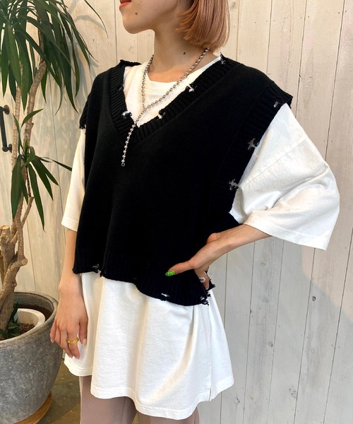 SPINNS(スピンズ)の「ダメージデザインショート丈ベスト(ベスト・レディース・ダークブルー/ライトベージュ/ブラック・ONESIZE)」の17枚目の写真