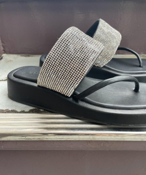 FIG&VIPER（フィグアンドバイパー）の「ラインストーントングサンダル（サンダル・レディース・ブラック・SMALL/MEDIUM/LARGE）」の5枚目の写真