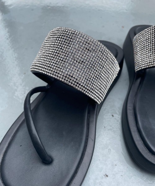 FIG&VIPER（フィグアンドバイパー）の「ラインストーントングサンダル（サンダル・レディース・ブラック・SMALL/MEDIUM/LARGE）」の3枚目の写真