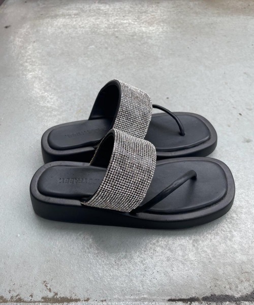 FIG&VIPER（フィグアンドバイパー）の「ラインストーントングサンダル（サンダル・レディース・ブラック・SMALL/MEDIUM/LARGE）」の4枚目の写真