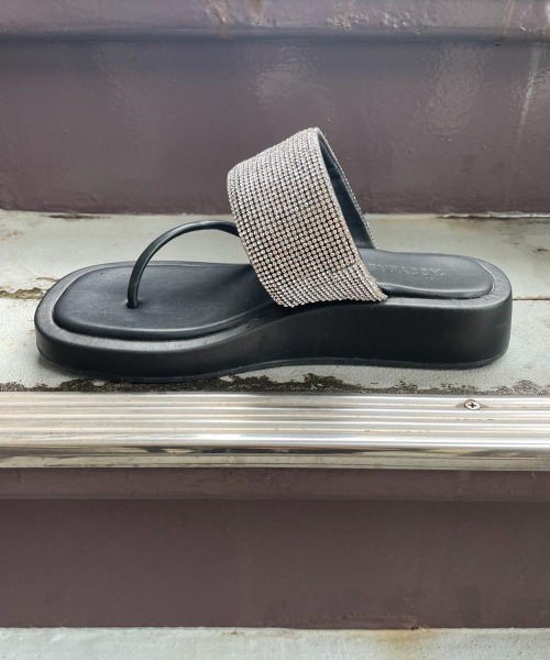 FIG&VIPER（フィグアンドバイパー）の「ラインストーントングサンダル（サンダル・レディース・ブラック・SMALL/MEDIUM/LARGE）」の2枚目の写真