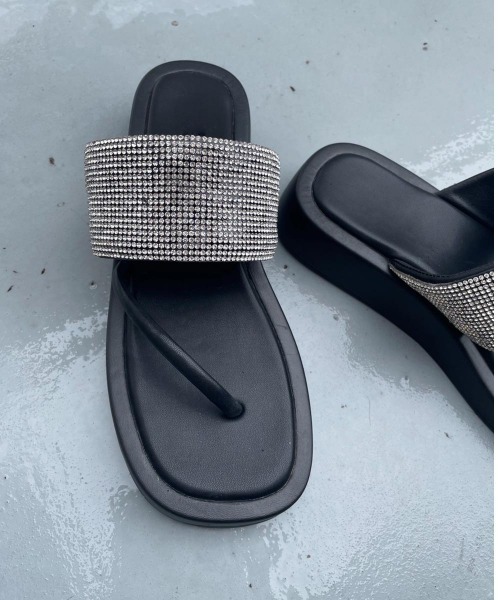 FIG&VIPER（フィグアンドバイパー）の「ラインストーントングサンダル（サンダル・レディース・ブラック・SMALL/MEDIUM/LARGE）」の7枚目の写真