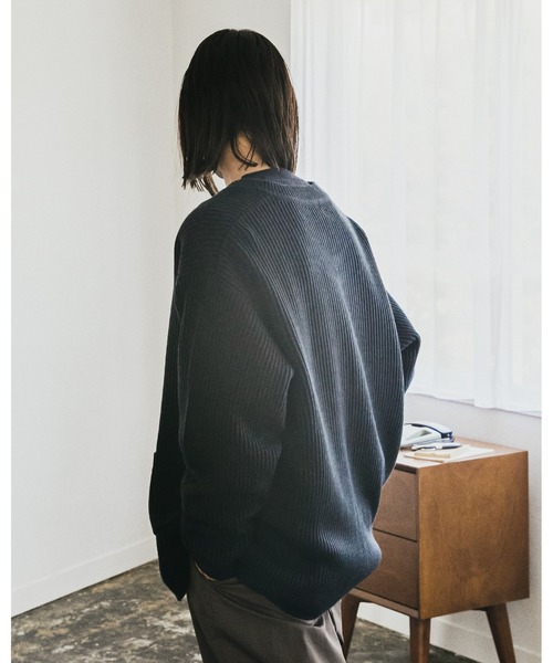 nowm（ノウム）の「【nowm】ROUND NECK LOOSE KNIT CARDIGAN / ラウンドネック ルーズ ニットカーディガン（カーディガン/ボレロ・メンズ・ダークブラウン/ダークネイビー・M/L）」の5枚目の写真