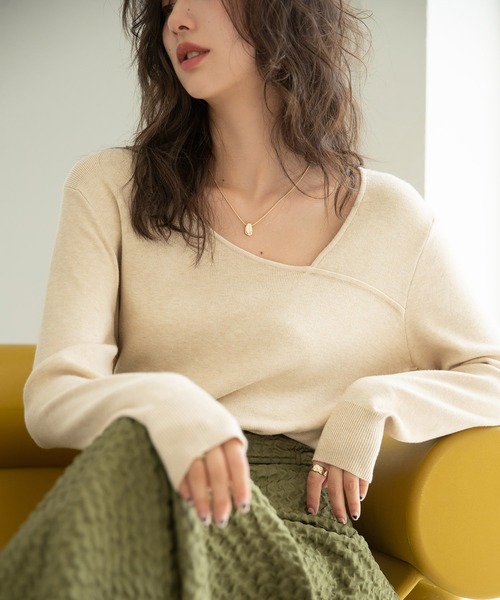 SAISON DE PAPILLON（セゾンドパピヨン）の「ディープスリットアシンメトリーネックニットプルオーバー（ニット/セーター・レディース・ベージュ/ブラック/ホワイト・L/M）」の3枚目の写真