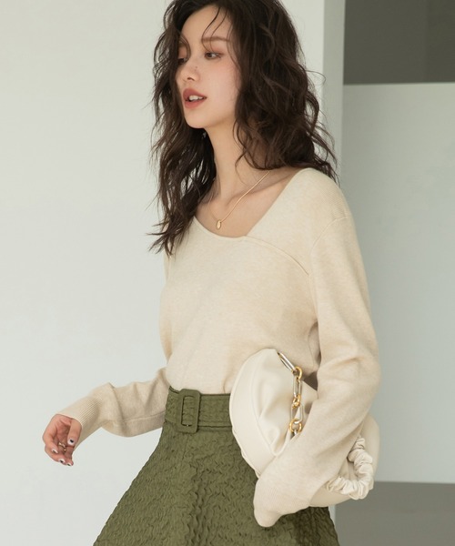 SAISON DE PAPILLON（セゾンドパピヨン）の「ディープスリットアシンメトリーネックニットプルオーバー（ニット/セーター・レディース・ベージュ/ブラック/ホワイト・L/M）」の6枚目の写真