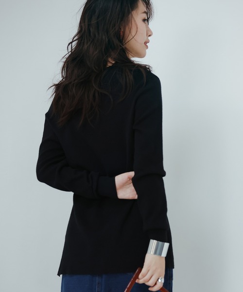 SAISON DE PAPILLON（セゾンドパピヨン）の「ディープスリットアシンメトリーネックニットプルオーバー（ニット/セーター・レディース・ベージュ/ブラック/ホワイト・L/M）」の5枚目の写真