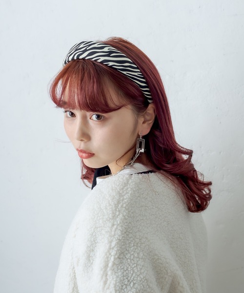 RASVOA(ラスボア)の「ゼブラパターンカチューシャ(カチューシャ・レディース・ブラック・FREE)」の3枚目の写真