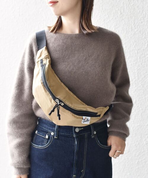 SHIPS(シップス)の「Drifter:ウエストバッグ◇(ボディバッグ/ウエストポーチ・レディース・ブラック/ベージュ・ONE SIZE)」の4枚目の写真
