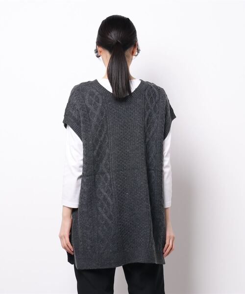 Samansa Mos2（サマンサ モスモス）の「ケーブル柄ニットベスト（ベスト・レディース・キナリ/グレー/チャコール/ベージュ・ﾌﾘ-）」の6枚目の写真