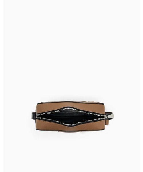 ARMANI EXCHANGE(アルマーニエクスチェンジ)の「【A|X アルマーニ エクスチェンジ】スクエアロゴバックル ショルダーバッグ(ショルダーバッグ・レディース・ブラック/ホワイト/ライトブラウン/ナチュラル/セージグリーン/バーガンディー/ベージュ系/ブラウン・FREE)」の17枚目の写真